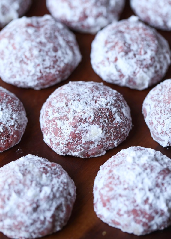 Red Velvet Snowball Cookies &#8211; Cookies and Cups