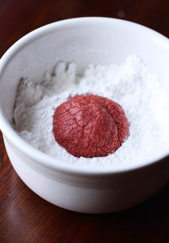 Red Velvet Snowball Cookies &#8211; Cookies and Cups