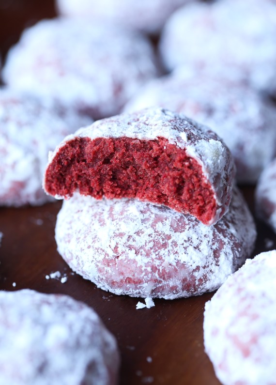 Red Velvet Snowball Cookies &#8211; Cookies and Cups