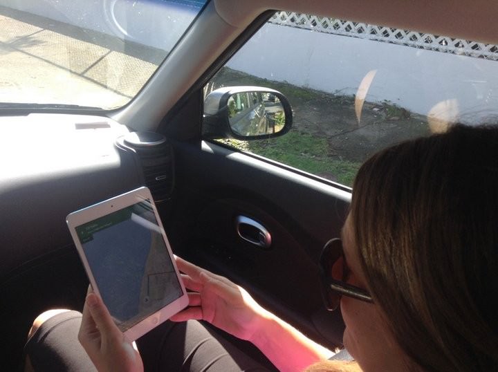 5 Cool Ways To Stay in Touch With Family While Travelling