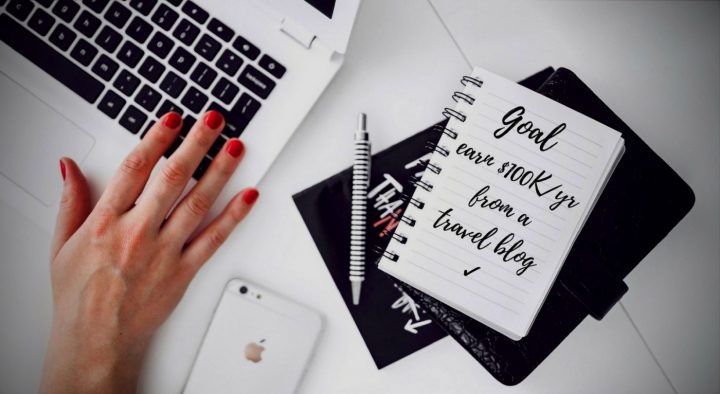 5 Cool Ways To Stay in Touch With Family While Travelling