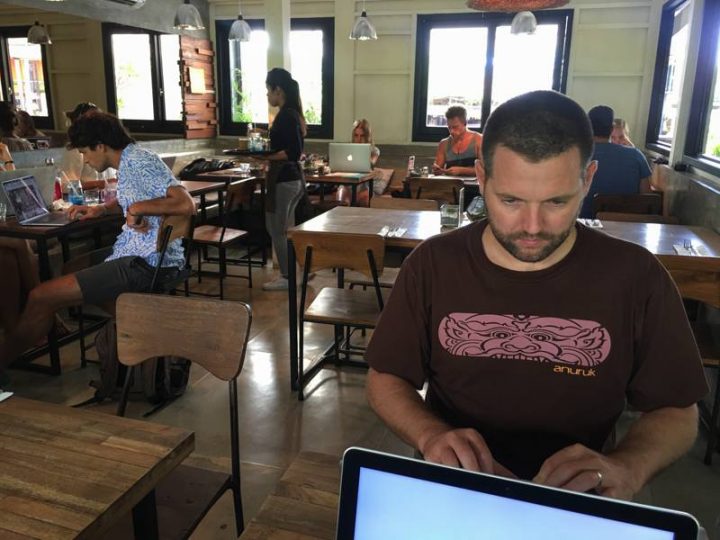 5 Cool Ways To Stay in Touch With Family While Travelling