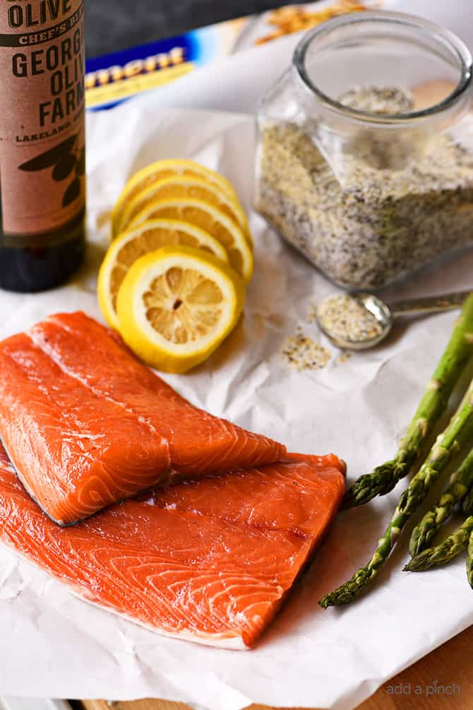 Lemon Garlic Salmon and Asparagus Parchment Packet Recipe