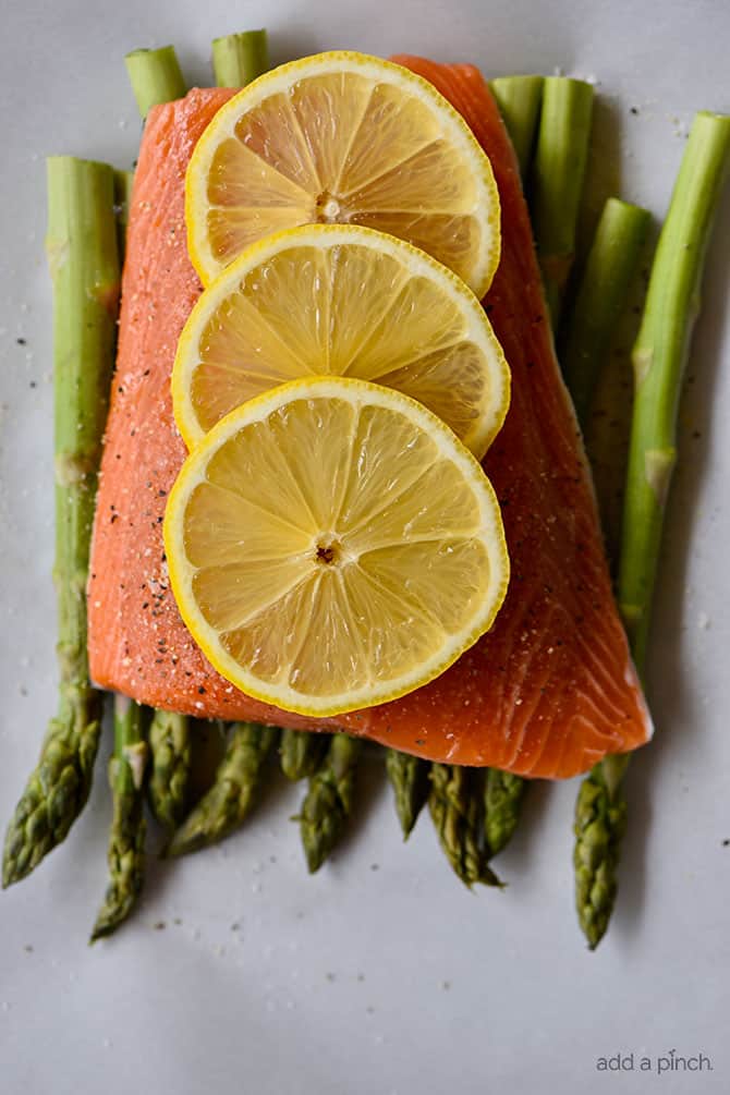 Lemon Garlic Salmon and Asparagus Parchment Packet Recipe