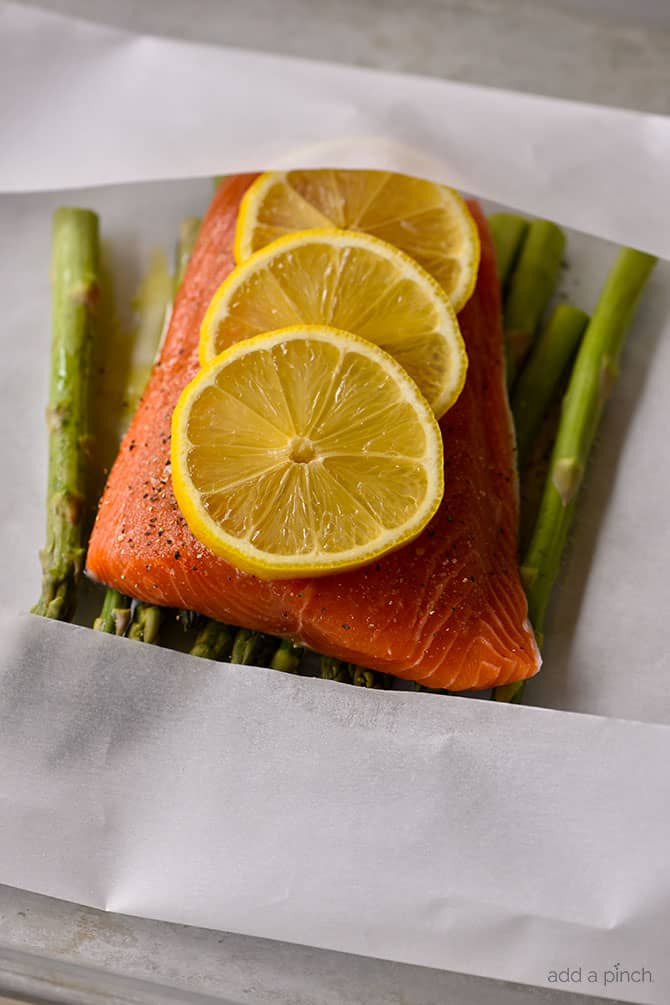 Lemon Garlic Salmon And Asparagus Parchment Packet Recipe Furilia