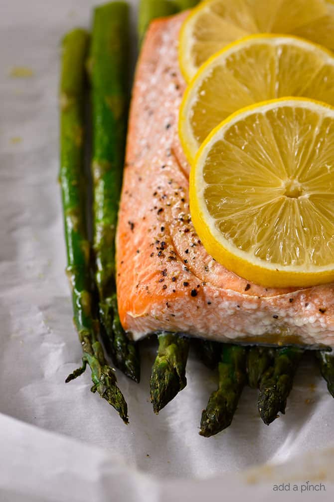 Lemon Garlic Salmon and Asparagus Parchment Packet Recipe