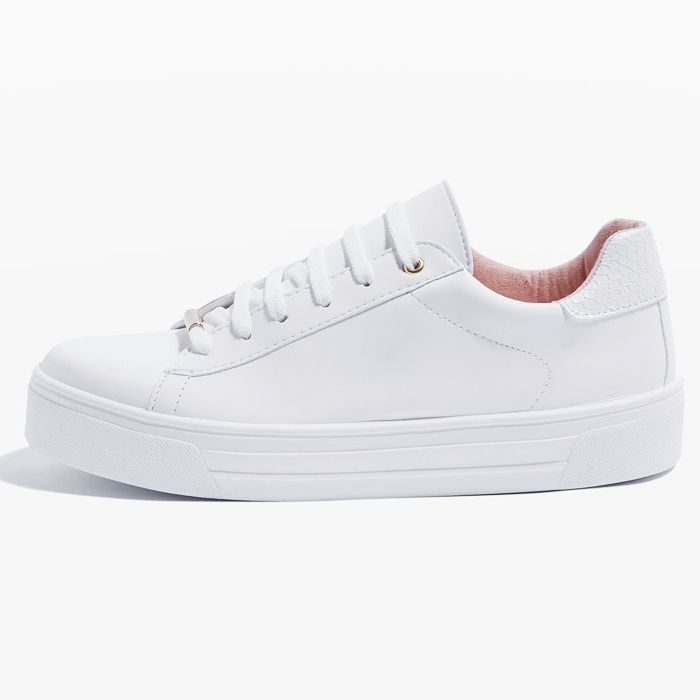 What to Wear With White Jeans: 6 Chic Winter Combinations