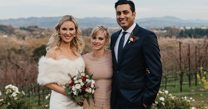 Anna Faris Officiates Unquaified Cohost’s Wedding in Ugg Boots