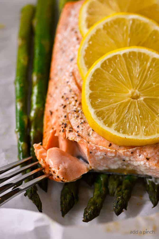 Lemon Garlic Salmon and Asparagus Parchment Packet Recipe