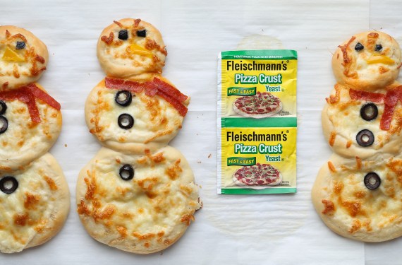 Personal Snowman Pizzas &#8211; Cookies and Cups