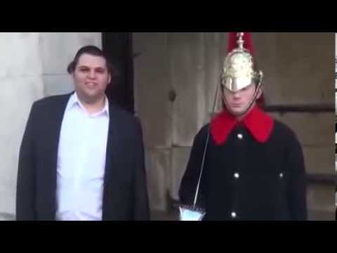 Funny Guy Makes Royal Guard Laugh at Buckingham Palace