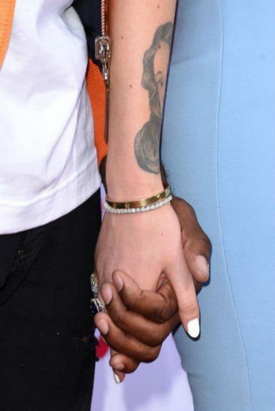 Does She Adore or Neglect? HOW He Holds Your Hand, It Will Tell You About the True Attitude!