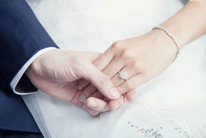 Does She Adore or Neglect? HOW He Holds Your Hand, It Will Tell You About the True Attitude!