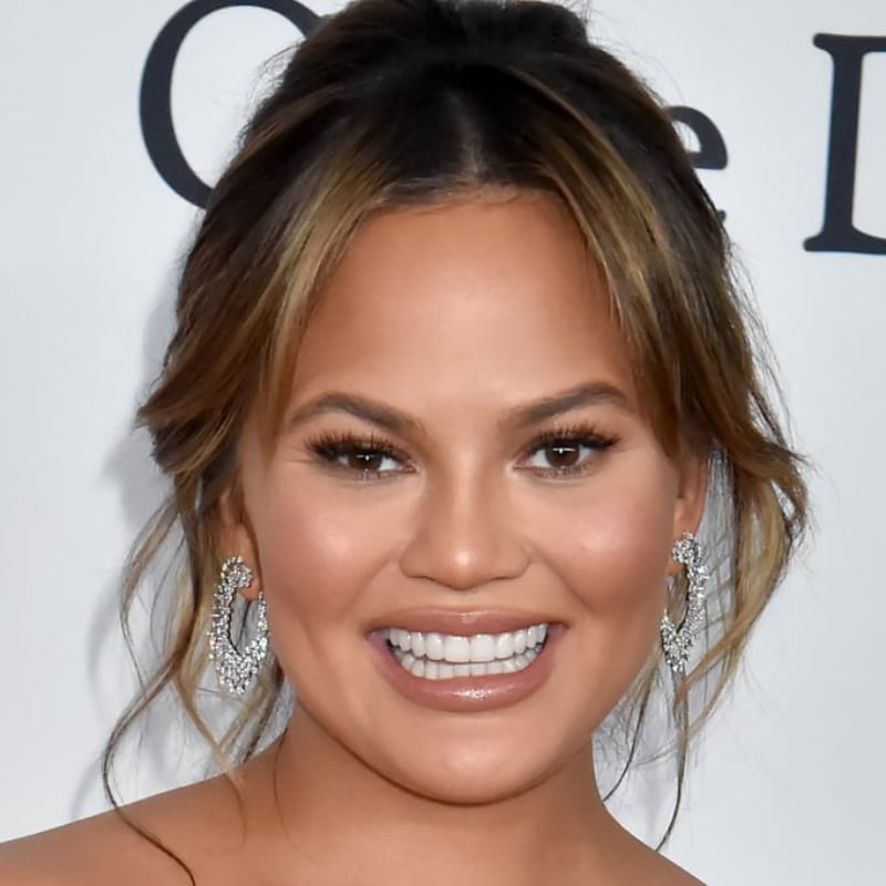 How to Lengthen a Round Face With a Haircut:  Hollywood Stylists Tips