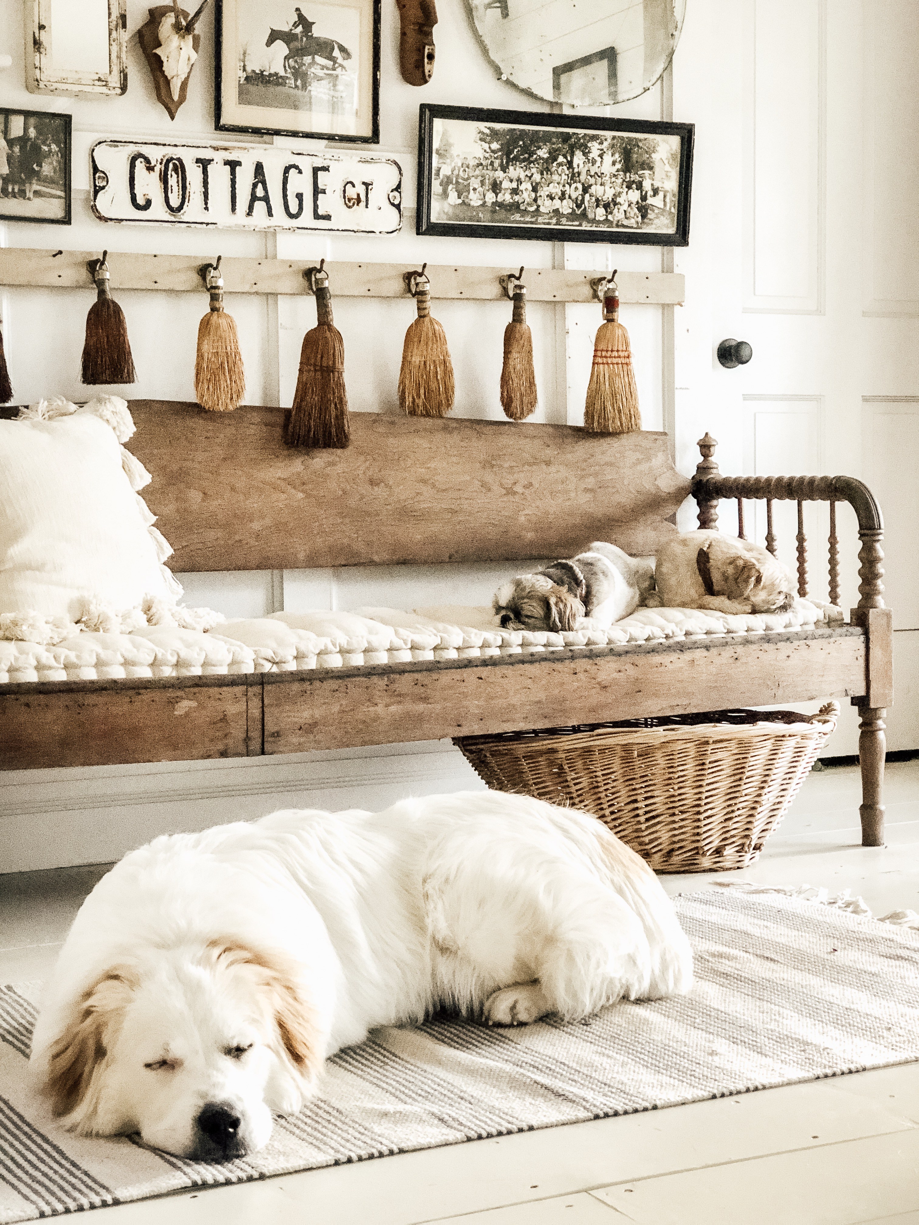 Inspiring Farmhouse Entryway Bench&#8230;
