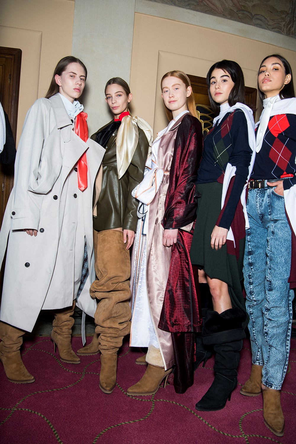 Various options for models Girls, New Trend of The Season – Huge Ugg