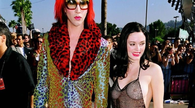 No shame, no conscience! 14 photos of celebrities in “naked” dresses