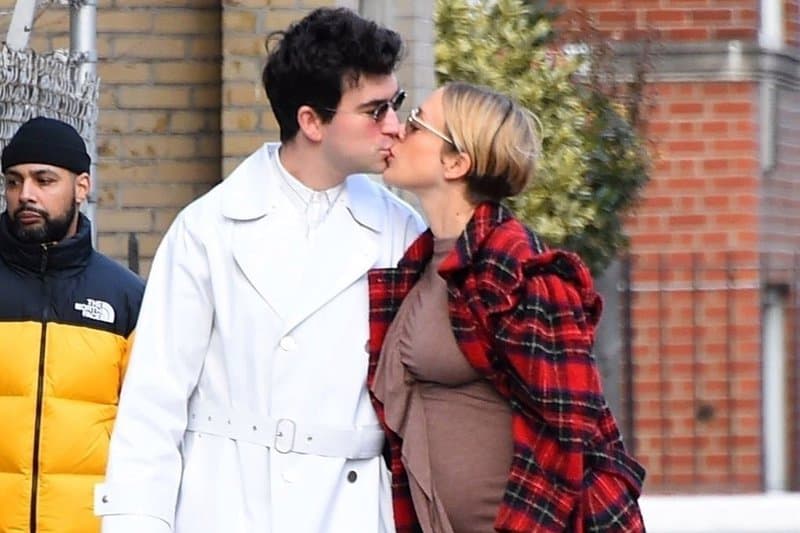 How To Dress For A Walk During The Coronavirus Pandemic – advises pregnant Chloe Sevigny