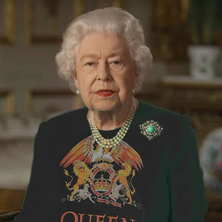 Queen wears green dress and unleashes Photoshop battle. Best Queen meme!